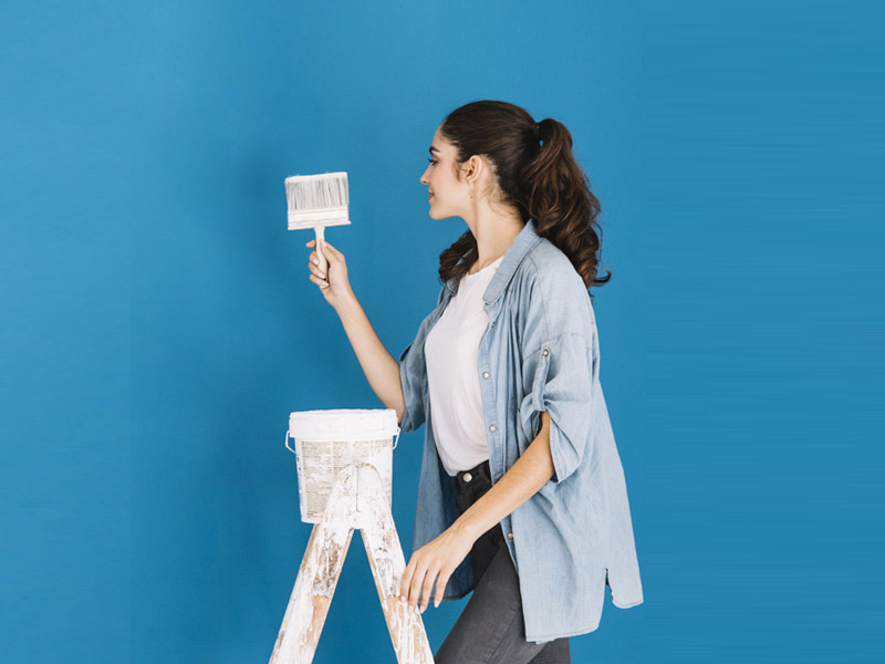 Cómo cubrir un tono oscuro de pintura con un tono más claro 